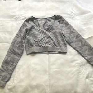 Two-Tone/Camouflage Long Sleeve Crop Top (dark grey/light grey)